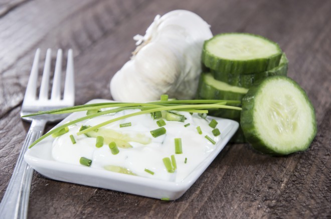 Tzatziki - ena tistih najbolj standardnih začetnih jedi, ki paše k vsemu. 
