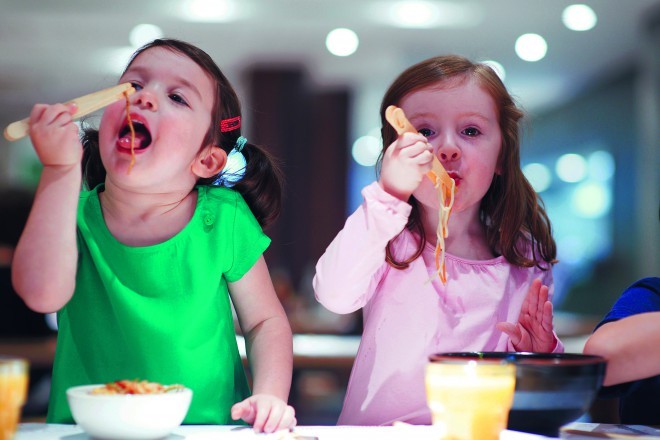 Wagamama 레스토랑에서는 어린이의 입맛에 맞는 일식 요리를 제공합니다.