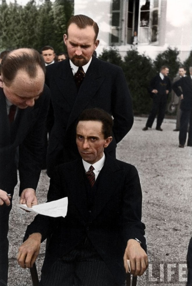 Propagandaminister Joseph Goebbels - wirft einem jüdischen Fotografen einen bösen Blick zu, 1933