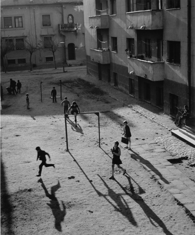 Tihomir Pinter, Nedelja dopoldan, Smederevo, 1965, srebroželatinasta fotografija na baritni papir, z dovoljenjem Galerije Fotografije.