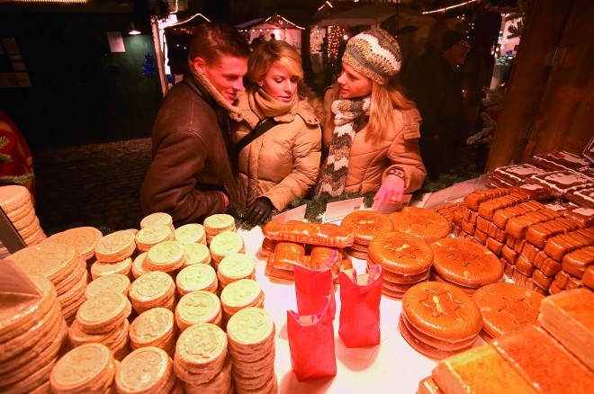 Een kraampje met peperkoeken op de kerstmarkt van Bern.