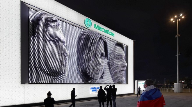 Digitalne 3D podobe obrazov obiskovalcev na pročelju.