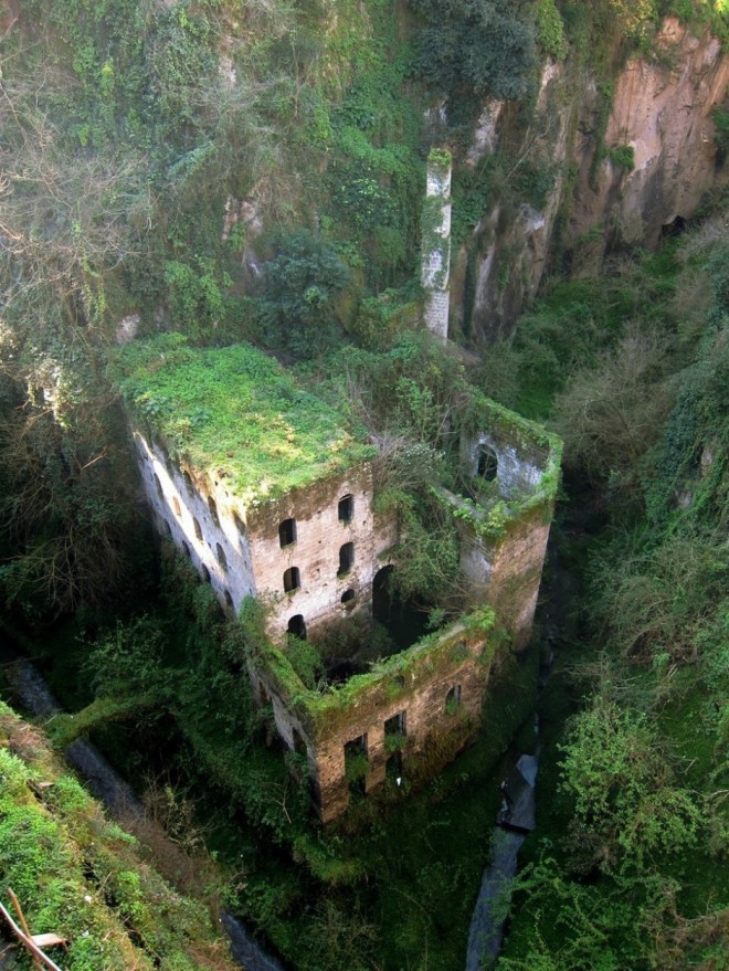 Övergiven kvarn från 1866 i Sorrento, Italien