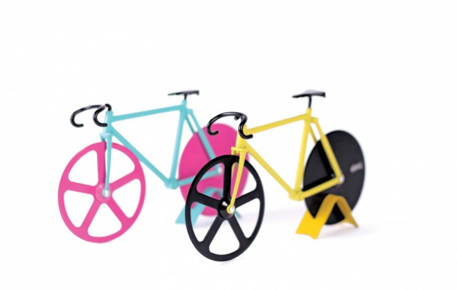 Fixie Pizza Cutter je na voljo v dveh barvnih različicah. Foto: DOIY