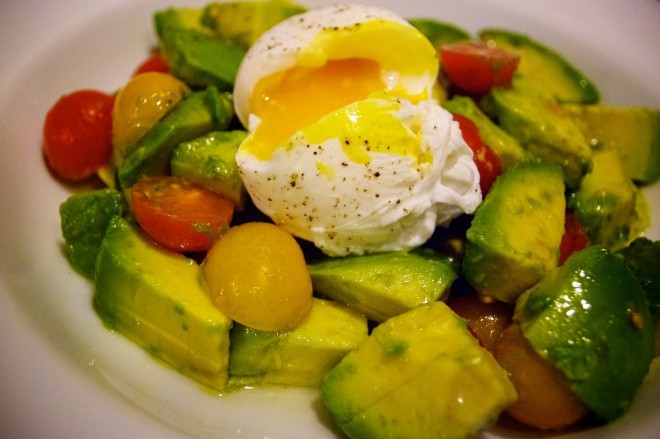 Äggröra med avokado. Foto: therainykitcen.com