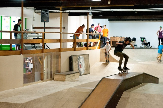 Nejmladší se mohou naučit jezdit na skateboardu.
