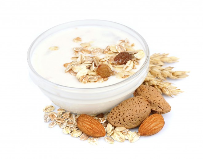 Treat yourself to yogurt with almonds and give your bones unwavering strength. Photo: ThinkStock