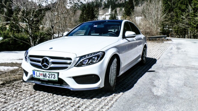 Mogočna prednja maska mercedesa razreda C je optično izjemno podobna večji limuzini razreda S. 