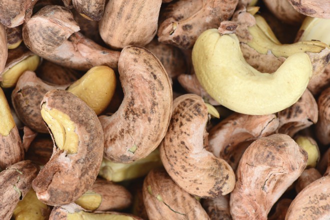 Kombucha and cashews are a great solution for a quick healthy snack on the go. Photo: ThinkStock