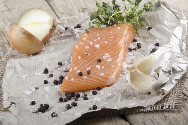 Garlic additionally enhances the effect of healthy omega-3 acids, which are hidden in salmon. Photo: ThinkStock
