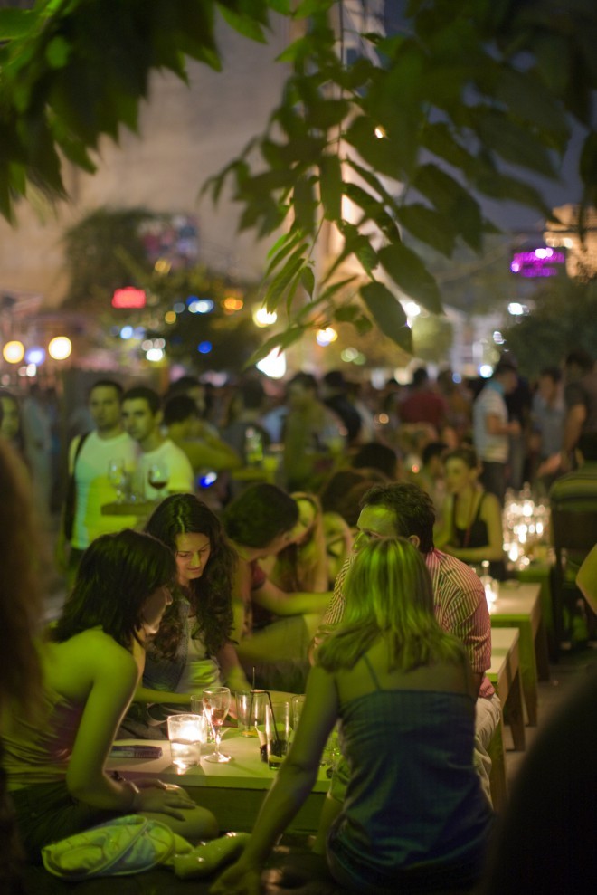 Noči v Atenah lahko preživljamo ob plaži ali obkroženi z antičnimi restavracijami.