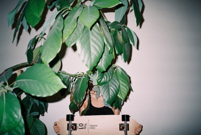 Skateboard z domiselnim reuse konceptom. Foto: Nejc Vašl, Logsaw Meat.