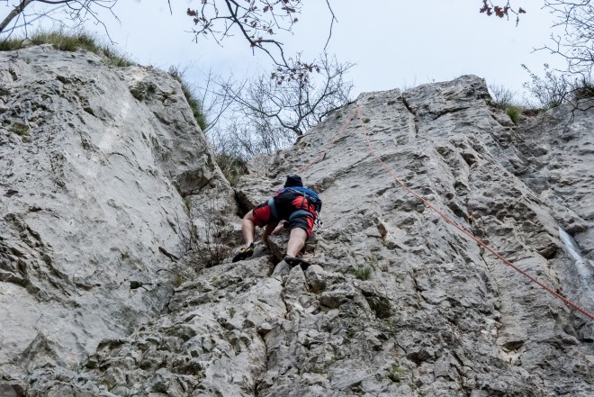 Plezalne stene Črnega Kala vabijo, da končno odpremo novo sezono plezanja. Foto: Tina Lagler