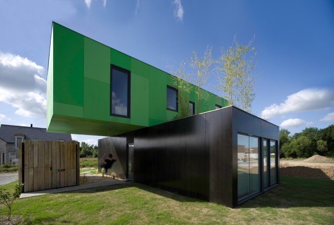 Vier containers vormen samen een woning met twee verdiepingen. Foto: CG Architects