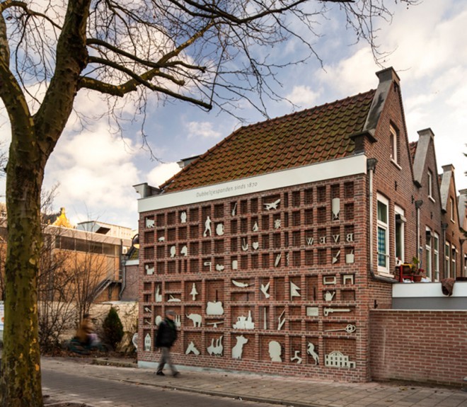 En ny kunstnerisk transformasjon av murfasaden i en arkitektur fra 1870-tallet. Foto: Hans Peter Föllmi / Marjet Wessels Boer.
