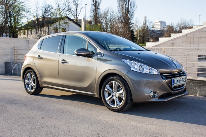 Peugeot 208 - v barvnem tonu "spirit metal siva", ki mu paše izjemno. 