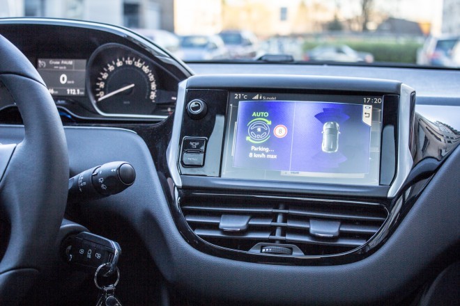 Sistem "Park Assist" zazna prostor med vozili, nato pa samostojno vrti volanski obroč. S pedako za plin še vedno upravlja voznik.