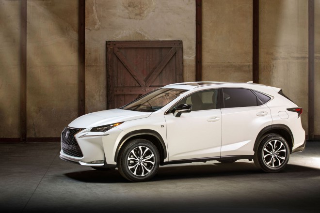 The NX has a recognizable nose in the style of the latest house products. It is characterized by a large hexagonal engine mask, trimmed with chrome and distinctively designed lights with a characteristic arrow-shaped strip of LED lights. Photo: Carscoop