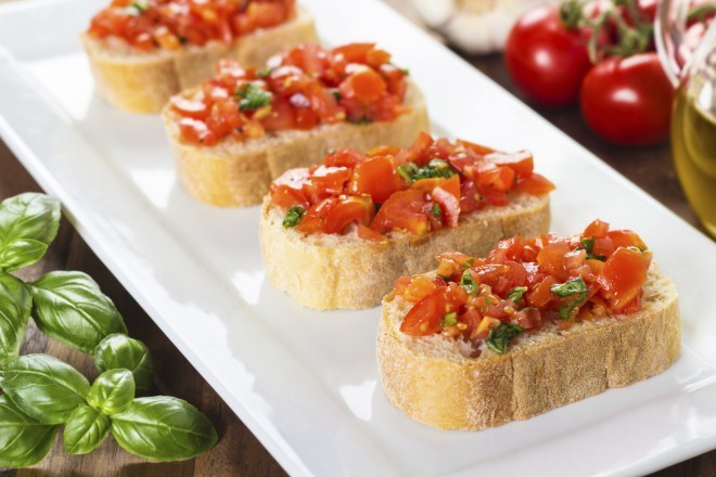 Bruschetta: ¡una excelente manera de usar pan viejo y lucir culinariamente genial! 