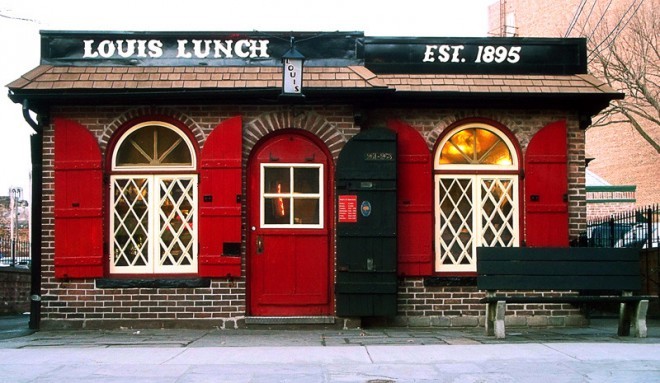  Prvi hamburger  nej bi leta 1900 postregel Louis Lassen na svoji majhni stojnici, imenovani Louis' Lunch v Connecticutu, ki še danes slovi kot prodajalna enih izmed najboljših burgerjev na svetu. Foto: Luis lunch