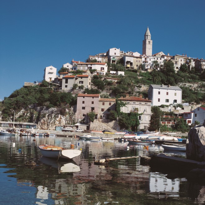 Vrbnik på øya Krk er hjemsted for Vrbnik-adelen - den mest berømte Kvarner-vinen. Foto: Den kroatiske turistforeningen