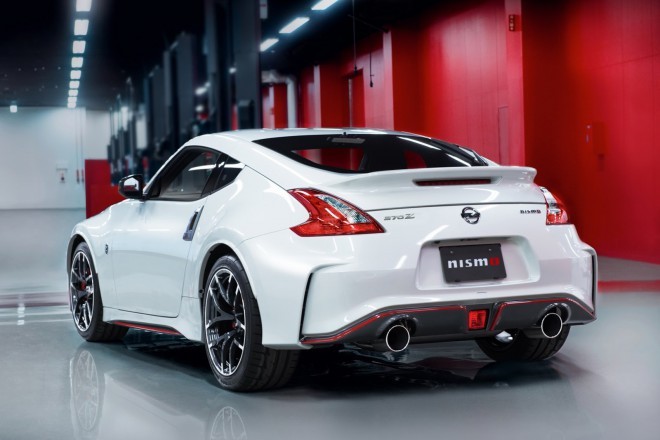 On the outside, you will recognize the 370Z nisma of the 2015 model year by the red body accessories in the style of the GT-R nisma and special 19-inch wheels. 