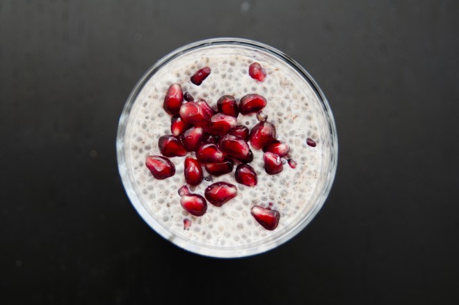 Puding z chia semeni lahko okrasimo tudi z granatnim jabolkom
