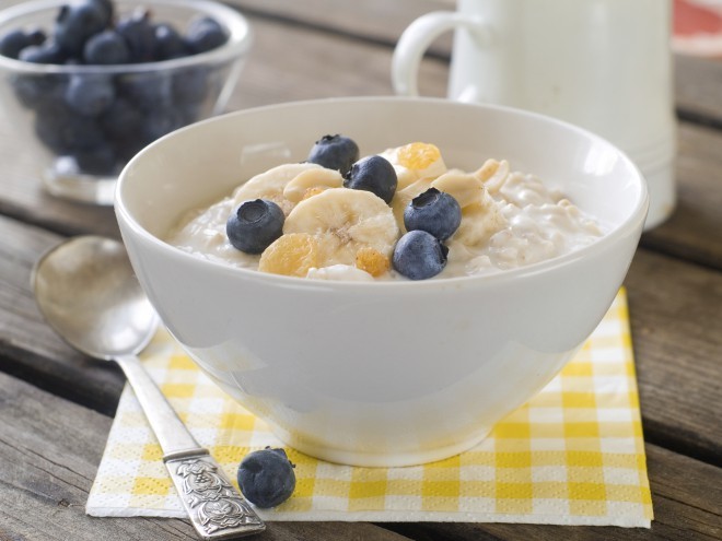 Flakes can be enriched with fresh fruit and yogurt.