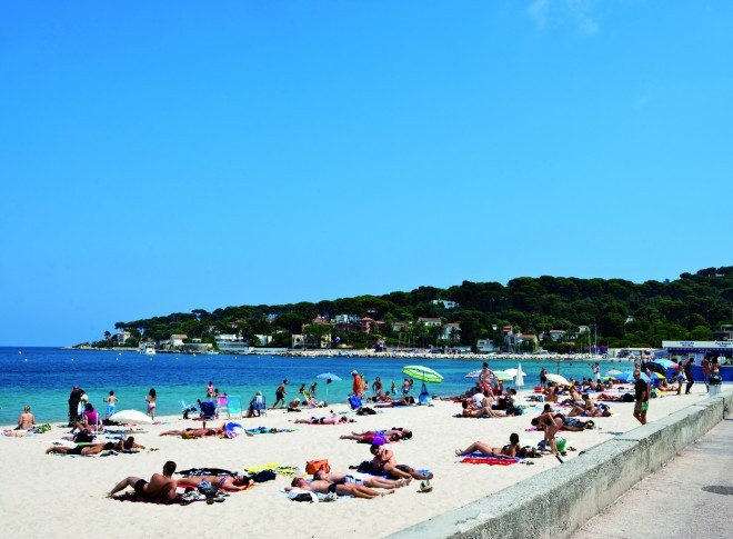 Ena od glavnih plaž Plage de Salis v Antibesu.