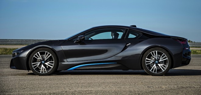  The well-known web blogger was impressed by the i8, although there is still quite a bit of room for improvement, especially in the soul of the vehicle and the transparency of the gauges. 