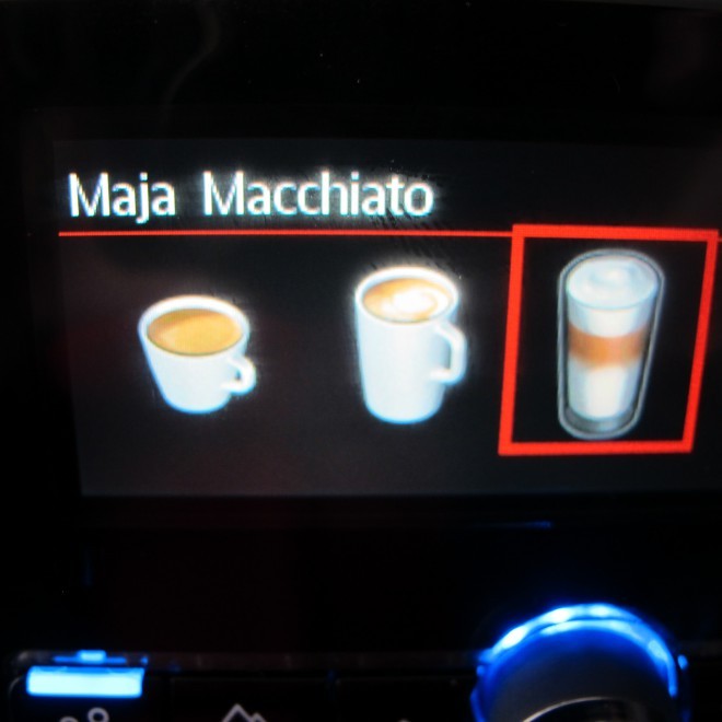 La macchina da caffè Siemens EQ8 salva la nostra selezione e la prossima volta basterà premere un solo pulsante per preparare la tua tazza di caffè.