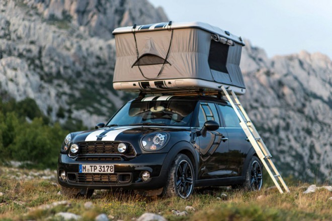 Countryman ALL4 camp ima strešne sani, ki se v le nekaj sekundah spremenijo v šotor s pravim ležiščem.