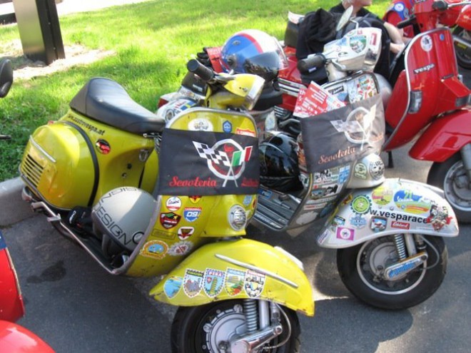 Gezeigt werden die unterschiedlichsten Modelle und verschiedene Vespa-Generationen