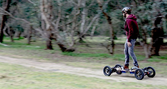 Skateboardet når en hastighet på opptil 55 km/t.