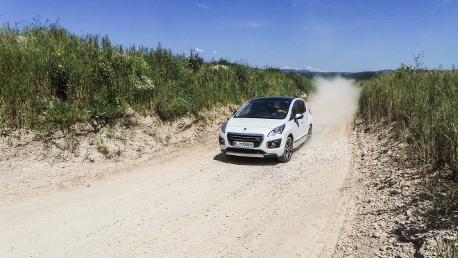 3008 Hybrid4 je posebnež s 1001 obrazom. 