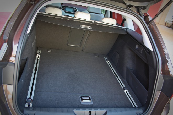 The trunk has grown from 600 liters to 660 liters in the basic layout, and compared to the station wagon, it is an increase of 240 liters. Like these numbers, the rest of the equipment and treatment of the trunk is rich.