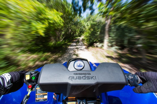 Za metamorfozo iz jet-ski skuterja v štirikolesnika in obratno potrebuje quadski vsega štiri sekunde.