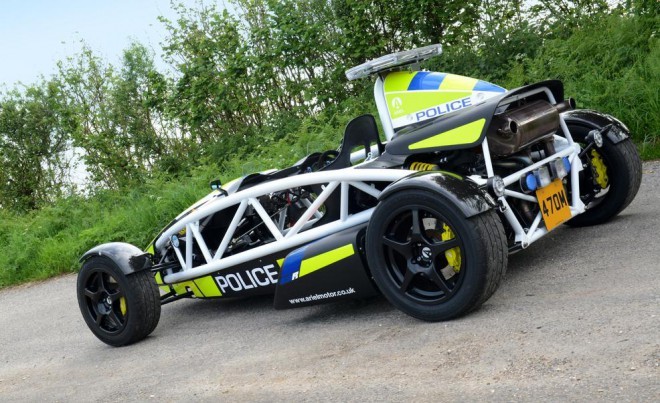 Ariel Atom je izredno hiter superšportnik, ki ga tudi ne more voziti kar vsakdo. Zahteva namreč izredno izkušenega voznika ali kar dirkača. 