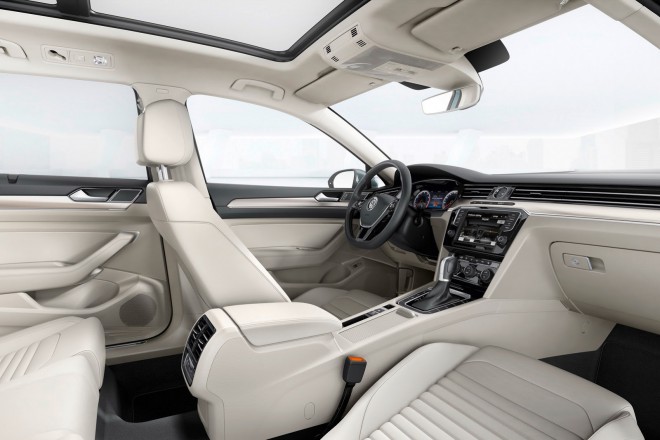 O interior oferecerá melhores materiais, mais espaço para os passageiros nas duas filas, e haverá novos medidores na frente do motorista, e um novo sistema de infoentretenimento e navegação no console central. 