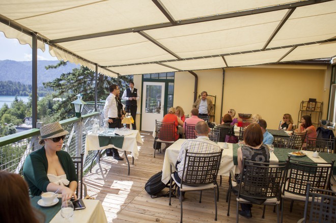 Plaisir culinaire sur la terrasse avec vue