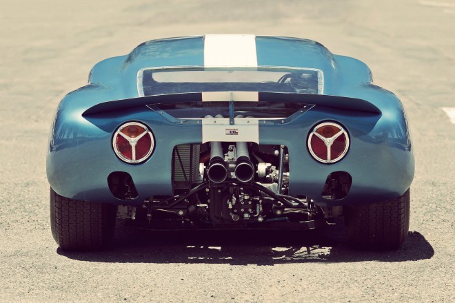 Za vsakim uspešnim moškim stoji ženska in tako je tudi za uspešnim Fordom GT40 stala Lola Mk6 GT.