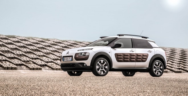Avtomobil na slikah in v živo izpade celo nekoliko večji, kot kažejo sami centimetri. Vsekakor pa je njegova pojava izjemno urbana. (C4 Cactus) 