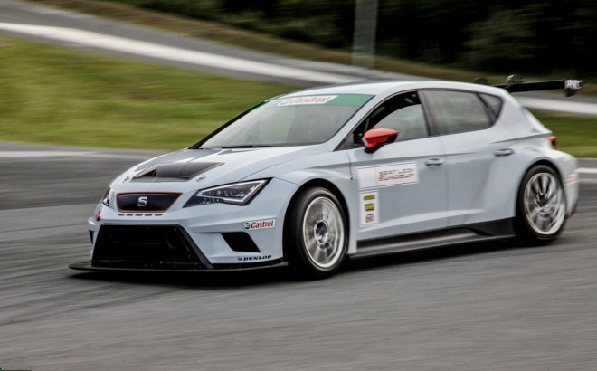 På den fjerde cupradagen inviterte importøren Seats sportsavdeling til å delta, noe som blant annet tok med seg den kjente Leon cupraceren fra WTCC til arrangementet. Prisen på 243 kW-utøveren er 70.000 euro, og du vil kun kunne kjøre den på racerbaner.