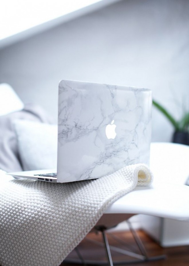 Laptop i marmorfarve