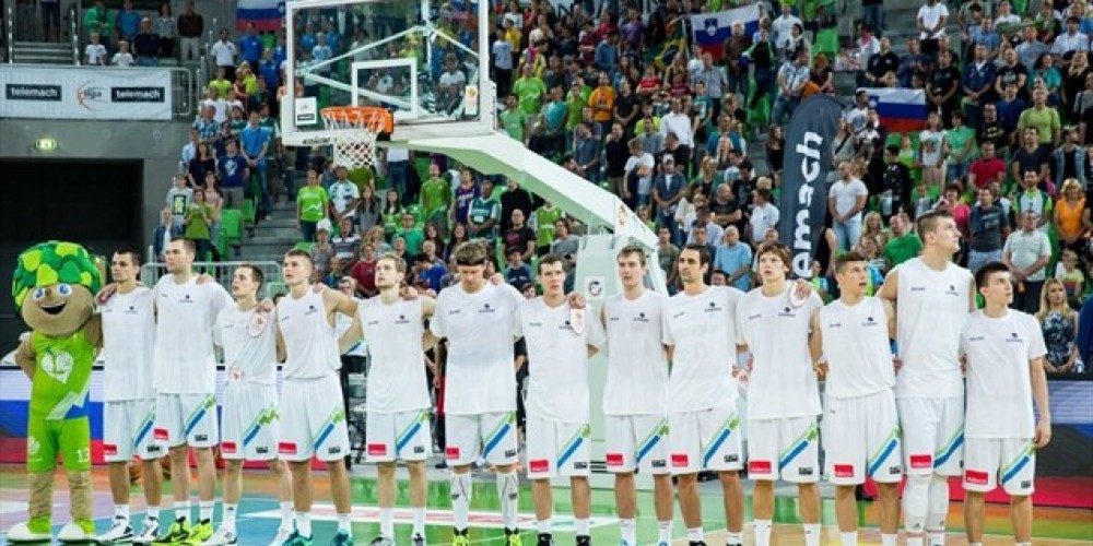 Naša četica. Košarkarji vztrajajo, da ne bodo nikoli izobesili bele zastave.