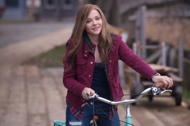 Chloë Grace Moretz v vlogi Mie Hall