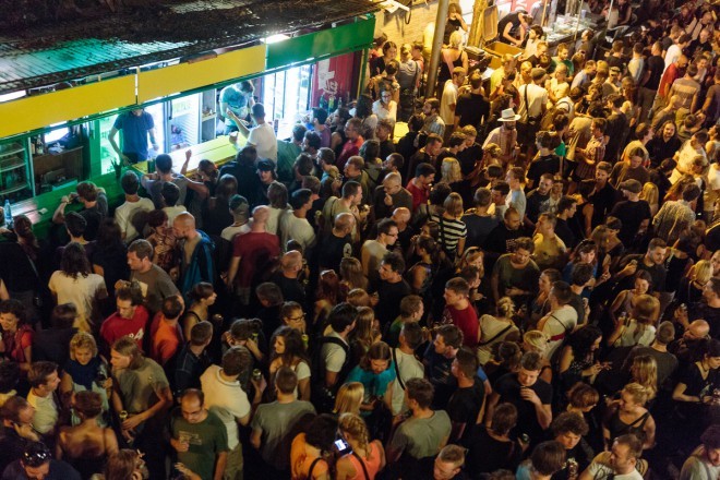 Geselligkeit beim Trnfest