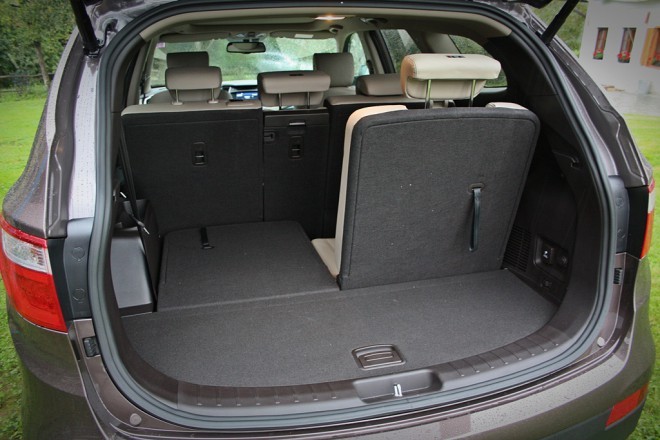 De kofferbak van de Grand Santa Fe is met 49 liter gegroeid, ondanks het feit dat de extra stoelen nog steeds standaard zijn. In de basisconfiguratie bedraagt de inhoud nu 634 liter.