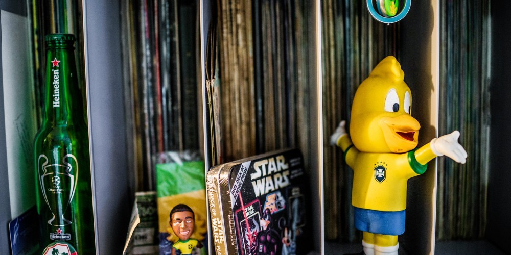 Pour permettre à Zero Freitas de trouver plus facilement des tableaux spécifiques, il les organise non seulement par thème, mais ajoute également un ancrage visuel aux sujets. Là où vous voyez des cartes Star Wars, Disney garde le vinyle.