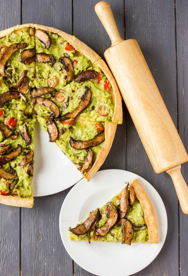 Ciasto na pizzę wzbogacamy polewą guacamole i naszymi ulubionymi dodatkami.